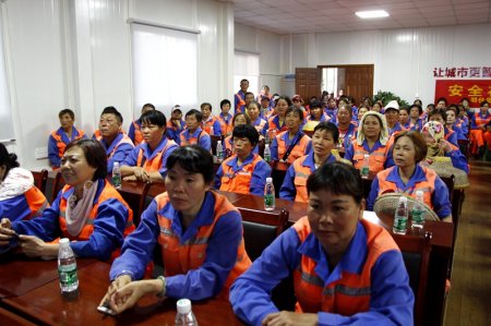 集團(tuán)公司黨支部組織一線(xiàn)員工集中觀看《厲害了，我的國(guó)》